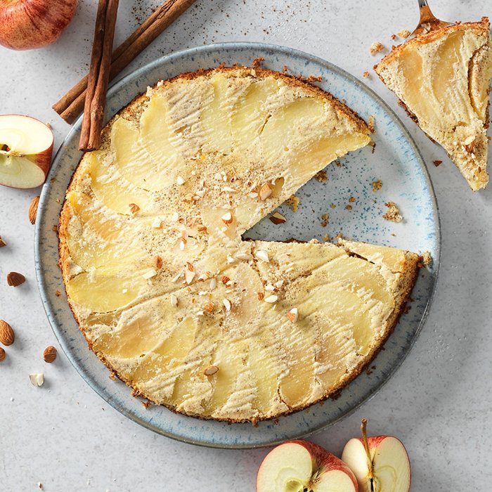 Gâteau à la compote de pommes avec des amandes